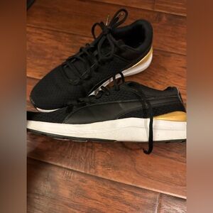 PUMA Adela Core womens Sneaker. Black and white. Size 9. Like new.